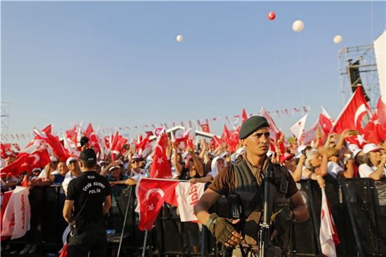 이날 이스탄불 말테페 해안공원에서는 터키 제1야당 공화인민당(CHP)이 주도한 '정의 행진'에 터키 국기와  '정의(Adalet)'라는 글귀가 쓰여진 깃발이 나부끼고 있다. (사진출처=EPA연합)