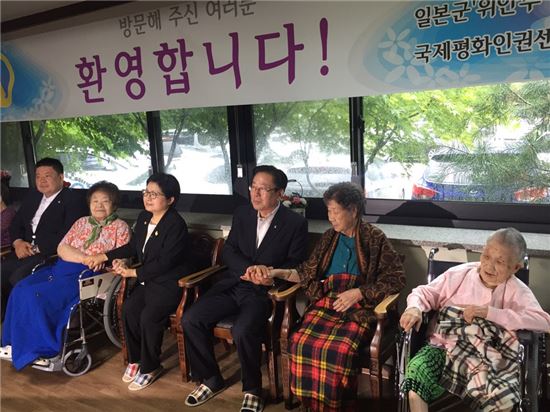 ▲정현백 여성가족부 장관(왼쪽에서 세번째)이 경기도 광주시 나눔의 집에서 위안부 피해자 할머니들을 만나고 있다.