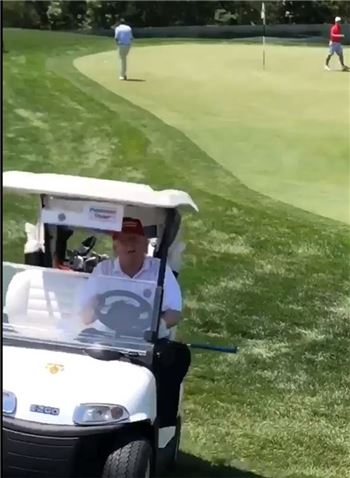 도널드 트럼프 대통령이 카트를 몰고 이동하고 있다.(유튜브 캡처)