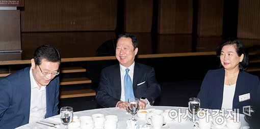 [포토]이야기 나누는 이용섭·박용만·현정은