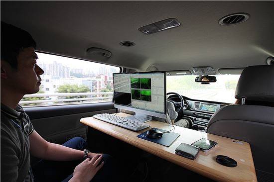 오태완 현대엠엔소프트 정밀지도개발팀 연구원이 모바일매핑시스템이 장착된 차량 안에서 고정밀지도 데이터를 획득하는 과정을 설명하고 있다.