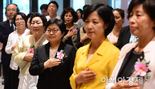 [포토]국민의례하는 이용수 할머니와 정현백·추미애