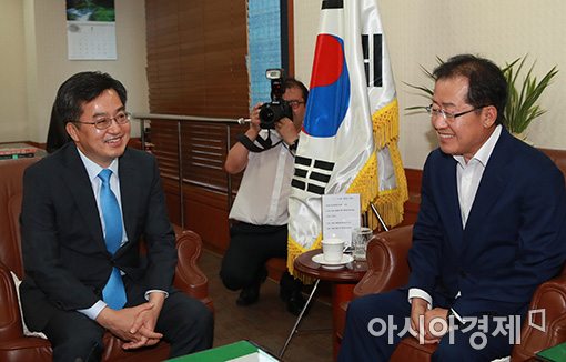 [포토]자유한국당 찾은 김동연 경제부총리