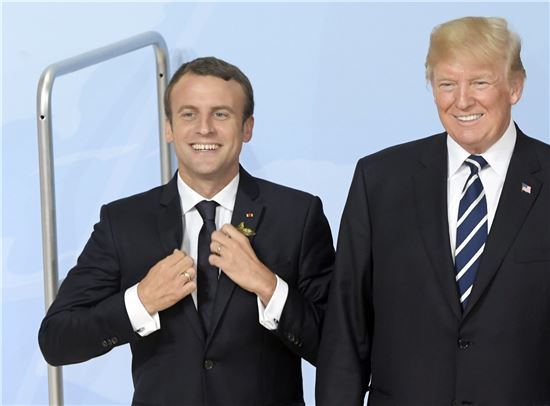 에마뉘엘 마크롱 프랑스 대통령(왼쪽)과 도널드 트럼프 미국 대통령이 지난 7일(현지시간) 독일 함부르크에서 열린 G20 정상회의에서 만나 밝게 웃고 있다. (사진=EPA연합뉴스)