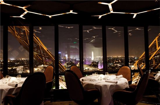 에마뉘엘 마크롱 프랑스 대통령과 도널드 트럼프 미국 대통령이 만찬을 함께 할 프랑스 파리의 쥘 베른 레스토랑. 에펠탑 2층에 자리한 이 레스토랑은 파리 전경이 한 눈에 보여 가장 전망 좋은 장소 중 한 곳으로 꼽힌다. (사진=쥘 베른 홈페이지)