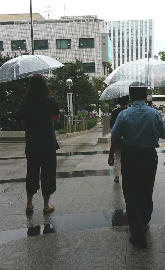 강남구, 무료우산 제공 폭우 피하고 청렴문화 확산