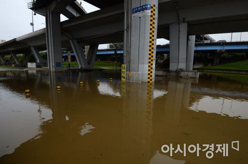 [포토]물에 잠긴 잠수교