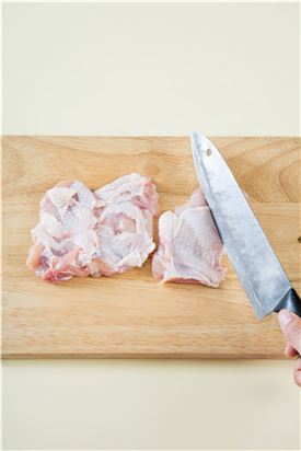 1. 닭 다리살은 깨끗하게 손질하여 껍질 쪽에 잔칼집을 넣는다.