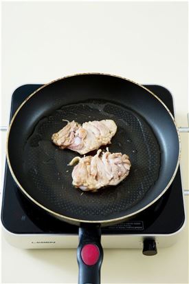 4. 구운 닭 다리살을 먹기 좋은 크기로 썰고 떡볶이떡을 구워 곁들인다.
