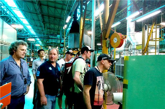 대동공업의 해외 딜러들이 국내 본사를 방문해 생산설비 등을 살펴보고 있다. 