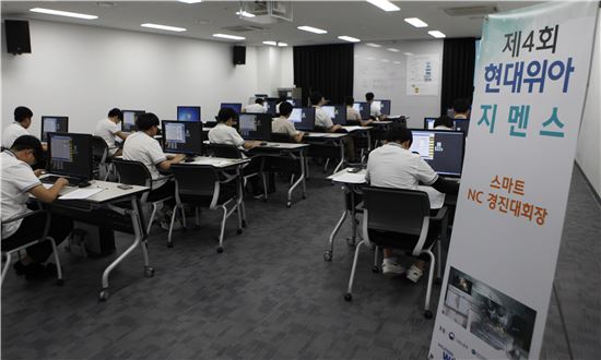 '현대위아-지멘스 스마트 NC 경진대회'에 참가한 고등학생들이 10일 경기도 의왕시 현대위아 기술지원센터에서 공작기계 가공을 위한 사전 작업인 'NC 프로그래밍'을 진행하고 있다.
