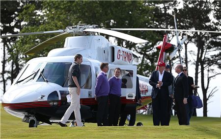도널드 트럼프가 2015년 브리티시여자오픈 당시 스코틀랜드 트럼프턴베리리조트에 헬리콥터를 타고 도착한 모습.