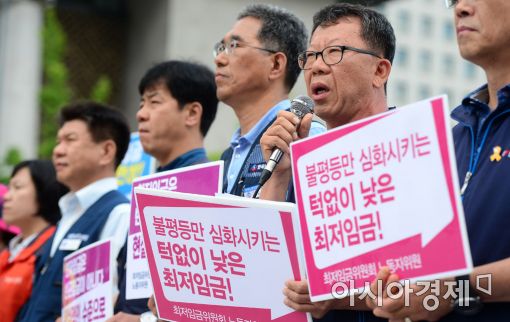 [포토]최저임금 1만원 촉구하는 노동계