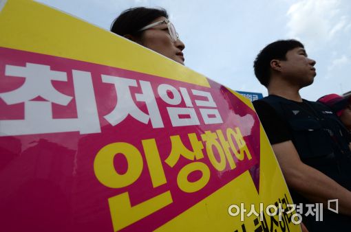 한국당 "최저임금 인상과 정부 4조 재정투입 재고돼야"