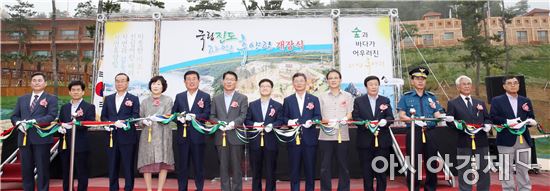 푸른 숲과 바다가 어울어진 국립진도자연휴양림 개장식이 11일 오후 진도군 임회면 굴포리에서 열린 가운데 김갑섭 전라남도지사 권한대행(왼쪽 여덟 번째), 신원섭 산림청장(왼쪽 일곱 번째), 김인중 농림축산식품부 창조농식품정책관(왼쪽 여섯 번째), 이동진 진도군수(왼쪽 다섯 번째), 정영덕 국립휴양림관리소장 등 참석자들이 테이프를 자르고 있다. 사진제공=전남도
