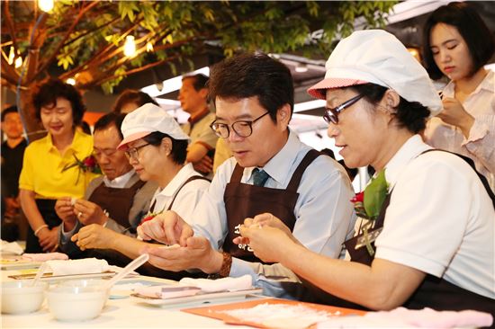 정원오 성동구청장이 11일 성동미래일자리주식회사 분식1호점에서 만두를 빚고 있는 모습 