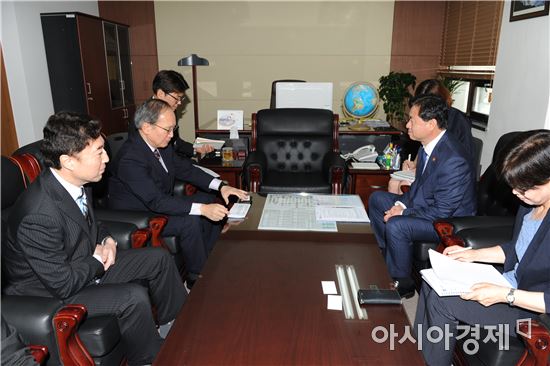김영춘 해양수산부 장관(오른쪽 두번째)은 11일 해수부 서울사무소에서 나가미네 야스마사 주한 일본대사를 접견하고 양국간 해양수산 분야 협력방안을 논의했다.
