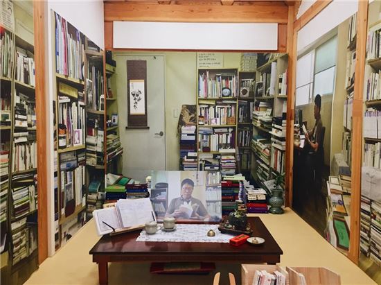 문태준 시인 서가 재현 