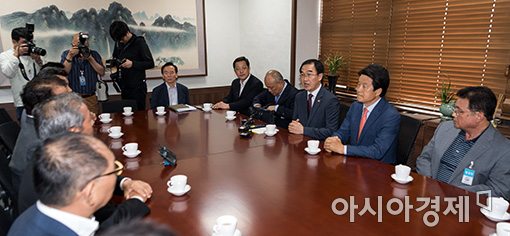 [포토]조명균 통일부 장관, 개성공단 기업인 간담회