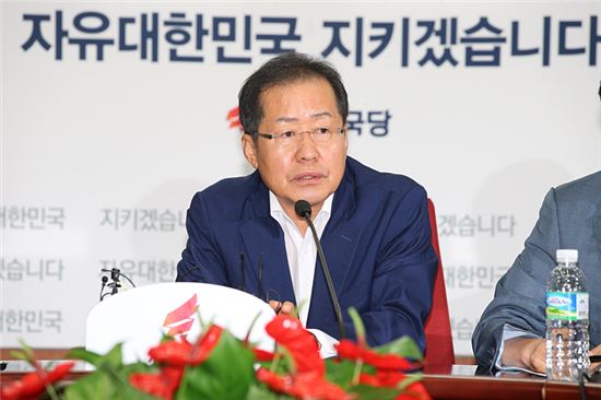 색깔론 꺼내든 洪 "국정원, 대북협력기관 변질 우려"