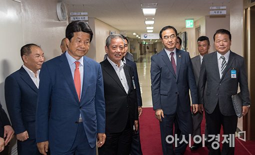 [포토]조명균 통일부 장관, 개성공단 기업인 긴급 간담회