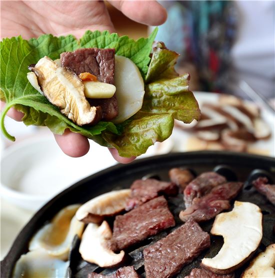 '합'이 좋은 장흥 삼합은 여행에서 빼놓을 수 없는 맛이다  