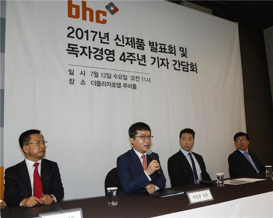 박현종 bhc치킨 회장(왼쪽에서 두번째)이 12일 더플라자호텔 루비홀에서 신제품 발표회 및 독자경영 4주년 기자간담회를 진행하고 있다.   