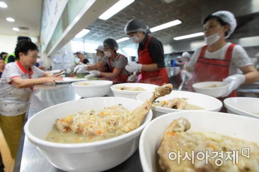 [포토]초복맞이 삼계탕 나눔행사