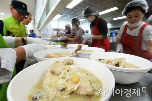 [포토]삼계탕 먹고 더위 극복