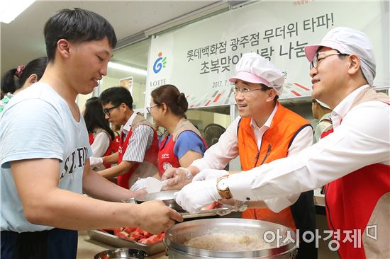 [포토]김성환 동구청장, 건강보양식 배식봉사