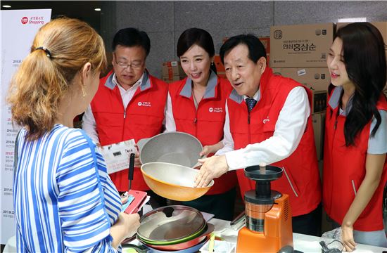 공영홈쇼핑은 곽대훈, 권칠승 국회의원과 함께 국회에서 '사회공헌 국회 바자회'를 개최했다. 이영필 공영홈쇼핑 대표(오른쪽에서 두번째)와 쇼호스트들이 바자회 물품을 안내하고 있다.