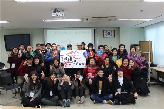 마을 가꾸기에 참여한 홍제3동 주민들과 동양미래대 학생들의 모습 (사진=김성훈 동양미래대 교수 제공)