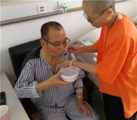 간암 말기로 가석방 돼 중국 병원에서 치료를 받고 있는 류샤오보와 그의 아내 류샤. (사진=AP연합뉴스)