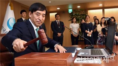 이주열 한국은행 총재가 지난달 13일 서울 태평로 한은 삼성본관에서 열린 금융통화위원회 본회의에서 의사봉을 두드리는 모습.