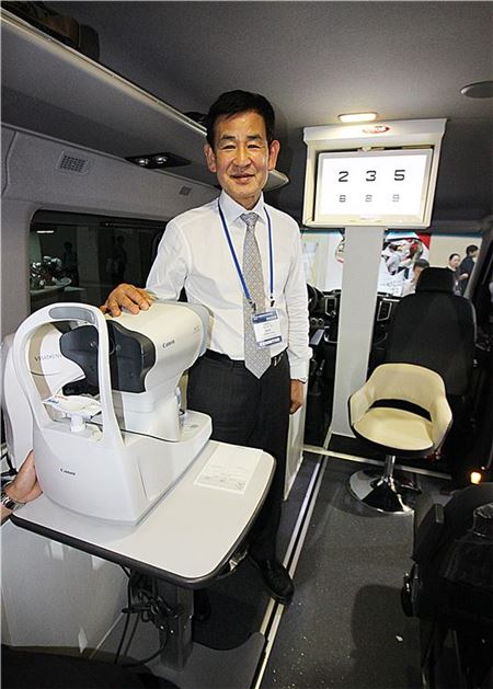 허문영 오토스 대표가 현대자동차의 밴 '쏠라티'를 개조한 이동식 검안 차량을 설명하고 있다. 오토스는 하반기부터 이 차량을 필두로 전국 방문 서비스로 확대할 계획이다.
