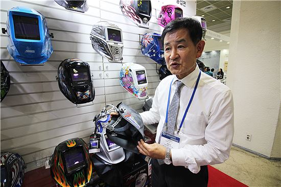 허문영 오토스 대표가 자동 전자용접면 제품에 대해 설명하고 있다.