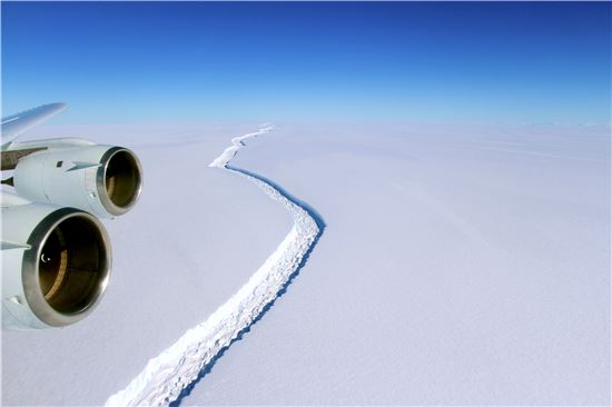 쪼개진 남극 빙산…선박 항로에 '경고등'