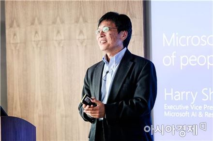 연설 중인 해리 셤 마이크로소프트 AI 리서치 그룹 수석 부사장
