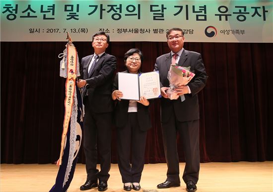신한은행, 청소년 육성·보호 유공기관 '대통령 표창' 수상…민간기업 유일