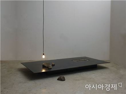 제시 The presentation, 2005, 철, 돌, 전기설치 [사진=국립현대미술관 과천관]