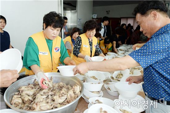 폭염 쫓는 광산구민 삼계탕 나눔 ‘눈길’