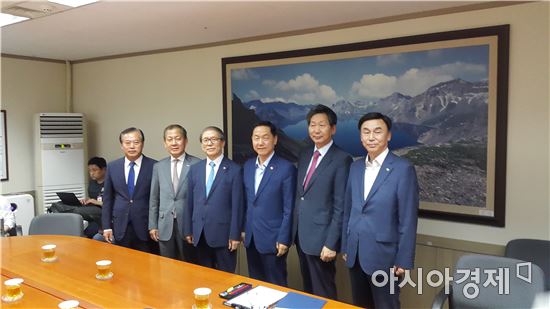 13일 정부서울청사에서 김상곤 부총리 겸 교육부장관(오른쪽에서 세번째)이 한국대학총장협의회 인사들과 함께 기념사진을 찍고 있다.