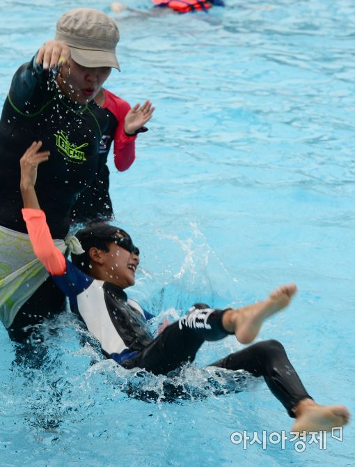 [포토]엄마와 물놀이 한 판