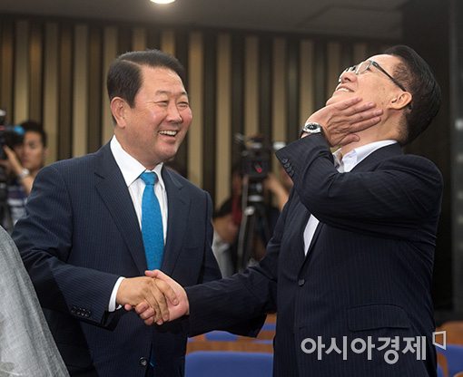 [포토]박지원, "내 목 아직 붙어있어"