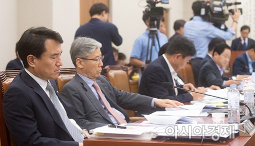 [포토]피곤한 김진태 의원