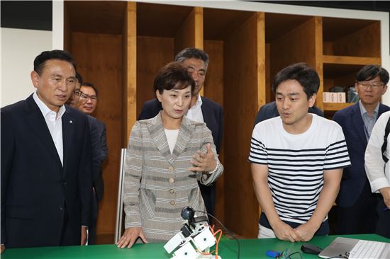 13일 김현미 국토부 장관(가운데)은 도시재생사업을 통해 마련된 천안 도시두드림센터에서 로봇메이커 동호회원들을 만나 격려했다.