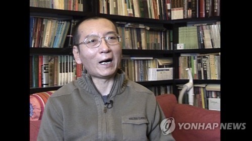 [이미지출처=연합뉴스]생전의 류샤오보가 당국에 전격 체포되기 전인 2008년 1월 베이징 자택에서 인터뷰를 하고 있다.