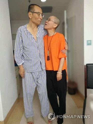 [이미지출처=연합뉴스]병원에 입원한 류샤오보(왼쪽)와 아내 류샤