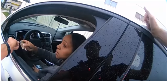 흑인 여성 단속하는 경찰/사진=유튜브 캡쳐