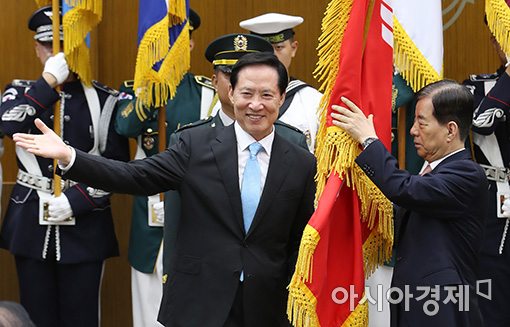 [포토]국방부 깃발 전달받은 송영무 신임 장관